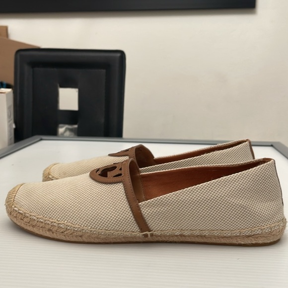 Tory Burch Cream and Brown loafers - Picture 2 of 15